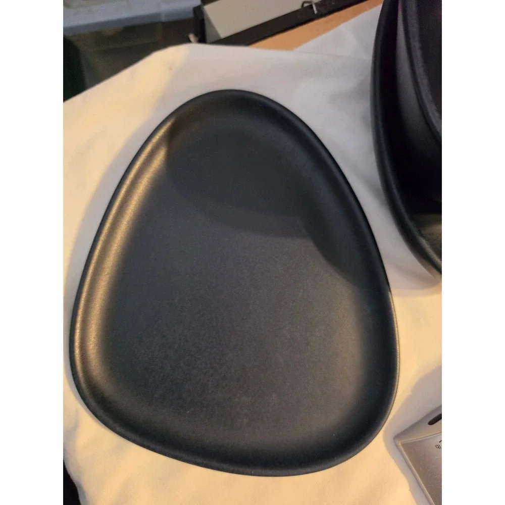 LindDNA Stoneware Lunch Plate Navy Blue Organic Curve Triangular Pebble 22x19cm‎